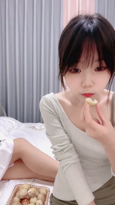 3062 群P淫乱盛宴『小艺同学』 不仅嫩还玩的开，一群妹子太养眼了