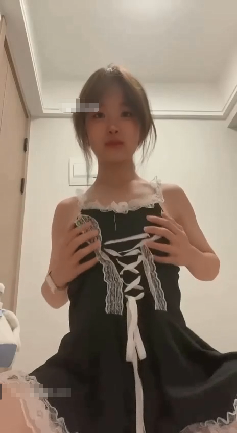 3068 【反差泄密】爱换装的萌妹，楼梯露出，手指扣菊花，露脸尿尿，看着年纪不大，很清纯2v