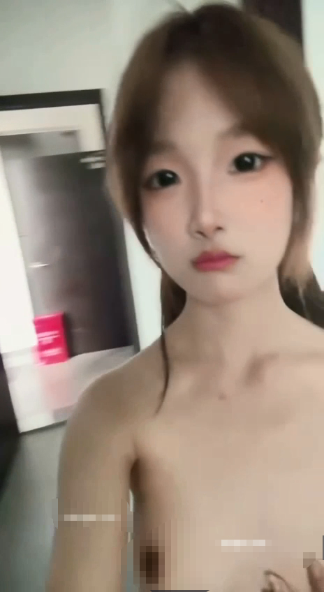 3068 【反差泄密】爱换装的萌妹，楼梯露出，手指扣菊花，露脸尿尿，看着年纪不大，很清纯2v