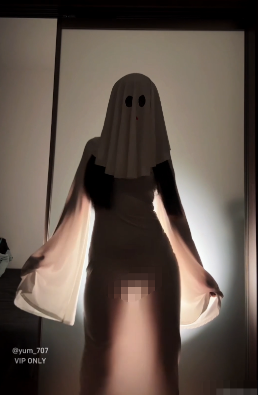 3138 艺校活泼露脸美女【玉米yum_707】最新VIP长视频作品，刮阴毛玩具紫薇+万圣节限定(2V)