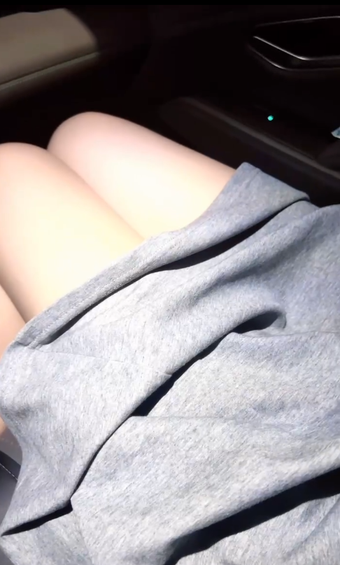 3405 家有萝莉女儿 - 接女儿下班回家在马路边操 被卡友司机瞧见端倪
