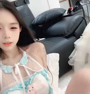 哇塞！太尤物了！【兔】小仙女自慰棒流白浆了，想要