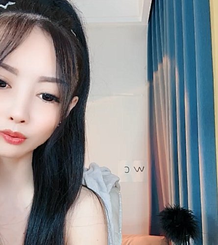 高马尾妹子【上瘾】身材超赞配合黑色蕾丝情趣内衣诱惑满满，一字马信手捏了丰满的胸部各种揉捏
