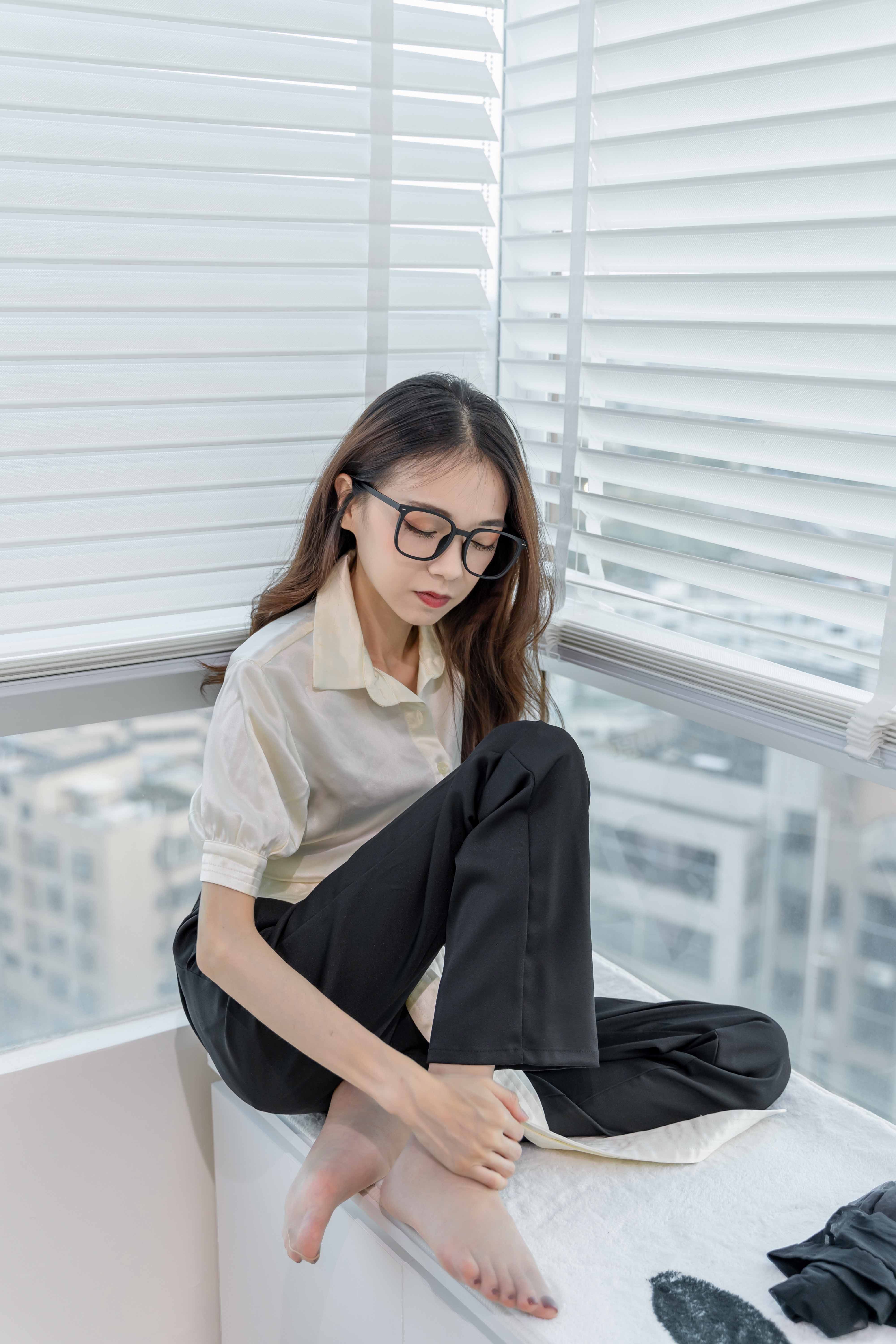【新】B站UP倩婷miki-20250711职业装+裤里丝+高跟鞋（套图）【19P】【123MB百度云】
