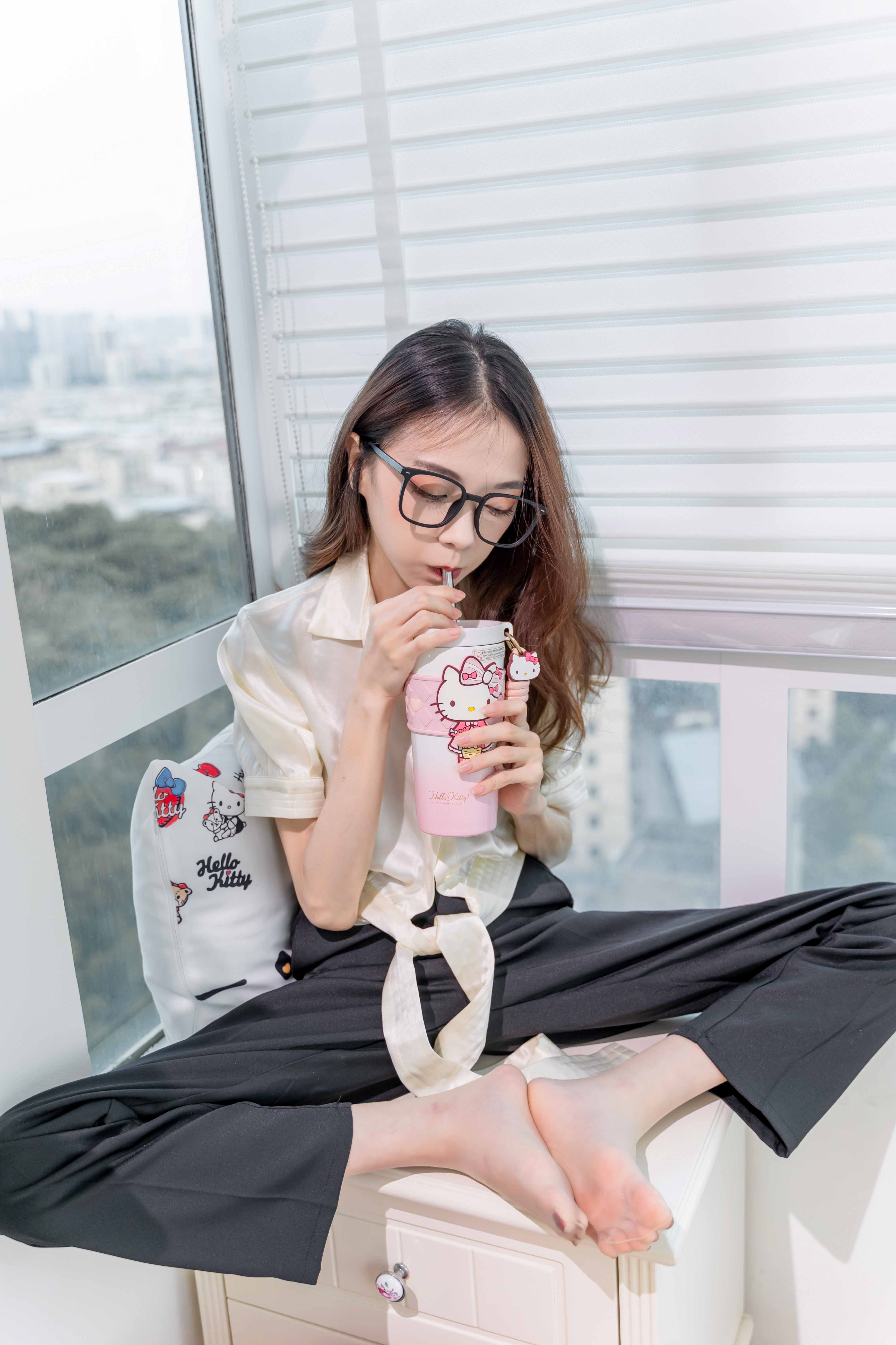 【新】B站UP倩婷miki-20250711职业装+裤里丝+高跟鞋（套图）【19P】【123MB百度云】