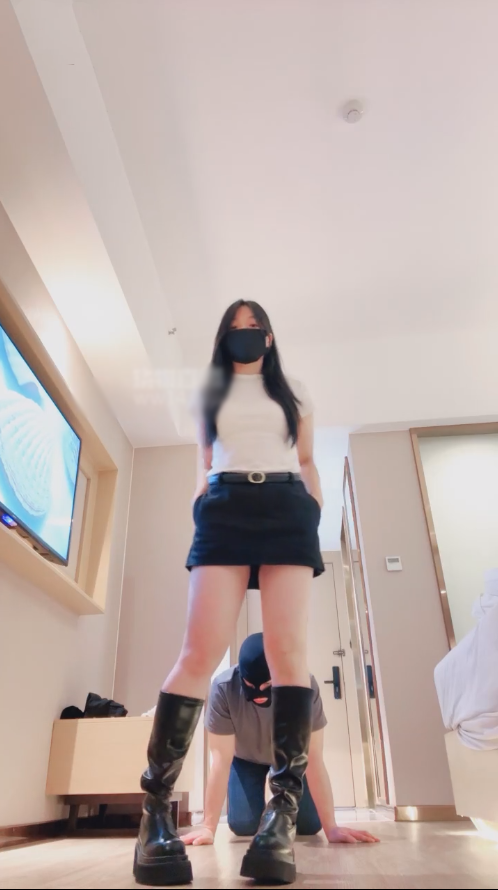 玩物直播妮蔻-250922 踩踏船袜插嘴【1V】【652MB百度云】