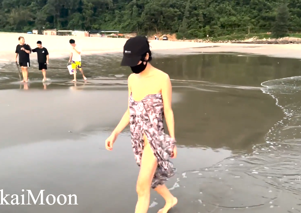 露出天花板狂人御姐-cikaimoon-新 海滩裸体无惧露出引路人嬉笑讨论(1V,495M)