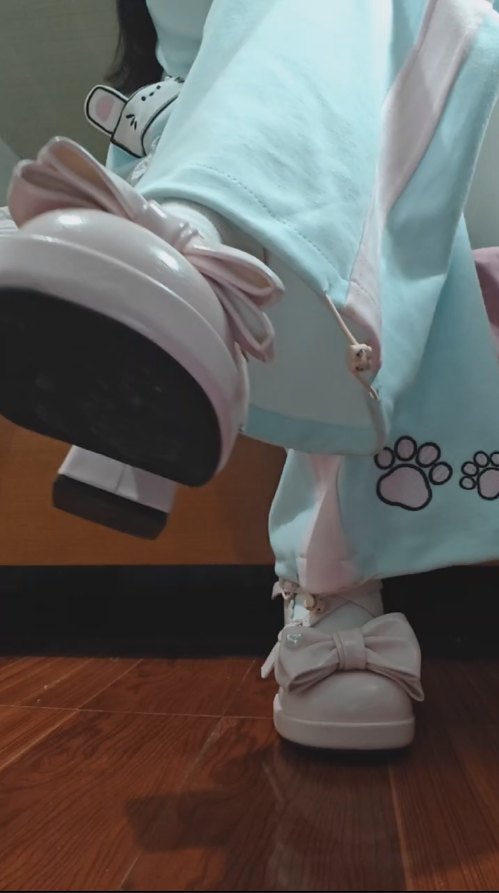 【新-足控】转转-运动服白袜LO鞋秀足羞辱倒计时【1V】【110MB百度云】