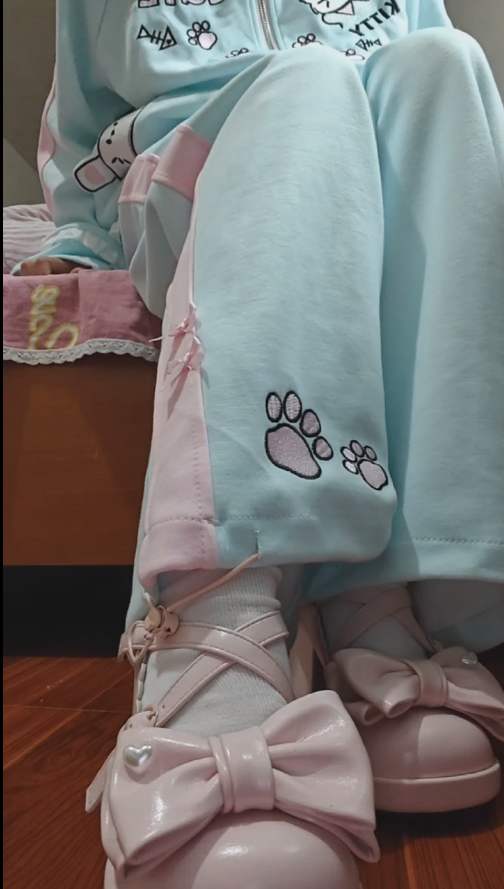 【新-足控】转转-运动服白袜LO鞋秀足羞辱倒计时【1V】【110MB百度云】
