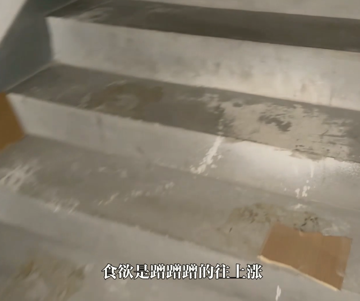 新晋极品萝莉-嫩小兔-离家少女欲求不满,被同学爸爸操到腿软(1V,2.12G)