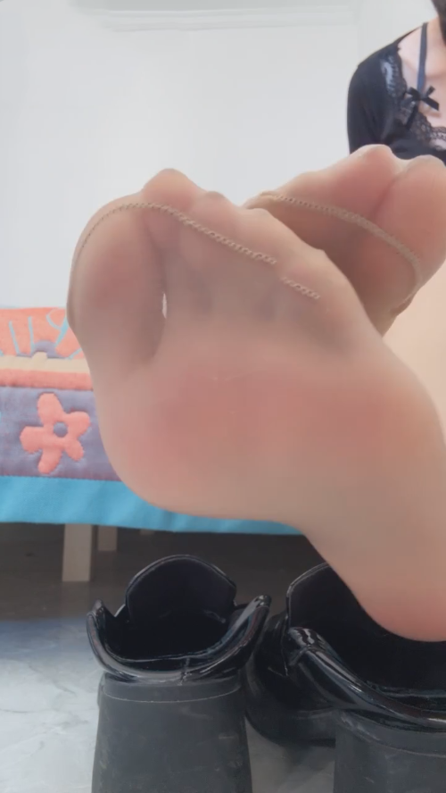 玩物直播酒鸽-251021 红绿灯油亮肉丝黑棉袜小皮鞋【1V】【360MB百度云】