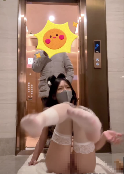 在楼道各种爽的狂喷水，电梯门口用鸡巴猛操自己爽到最后电梯来人【340M/5P,4V】