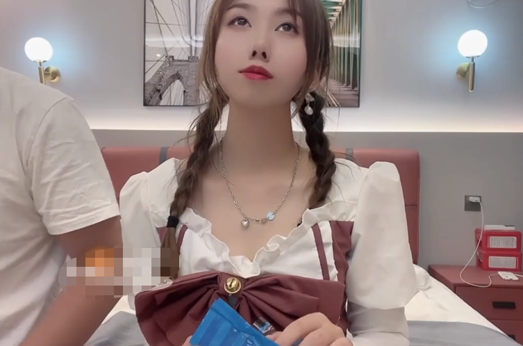 18岁小桃妹妹对肉欲的渴望已经到了极限