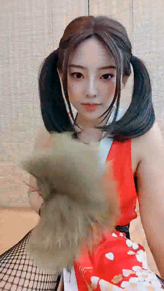 双马尾无毛骚穴极品少妇，深喉口交大鸡巴无套激情上位