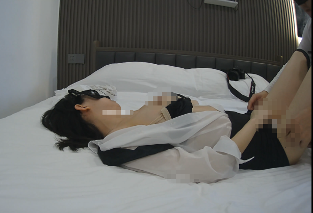终于再见小乔作品，【少女时代】极品熟女人妻，大白天被按在窗前操得哎叫连连，隔壁都能听得见了！