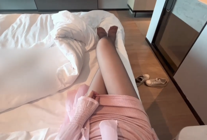 推特网红少女『洛洛幻想屋』口爆吞精_洛洛勾引记__黑丝足交_全玩了个遍