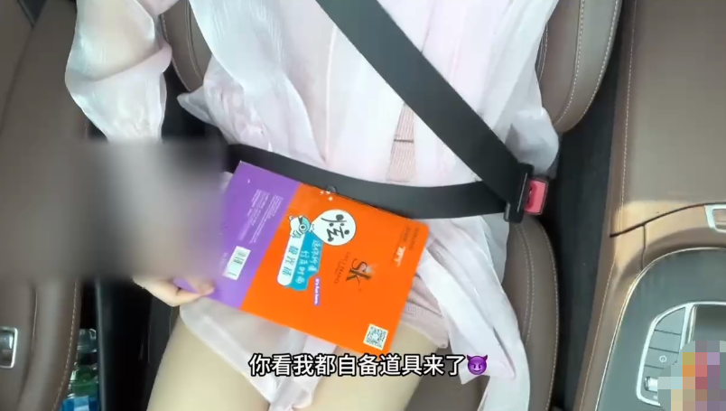 推特网红少女『洛洛幻想屋』口爆吞精_洛洛勾引记__黑丝足交_全玩了个遍