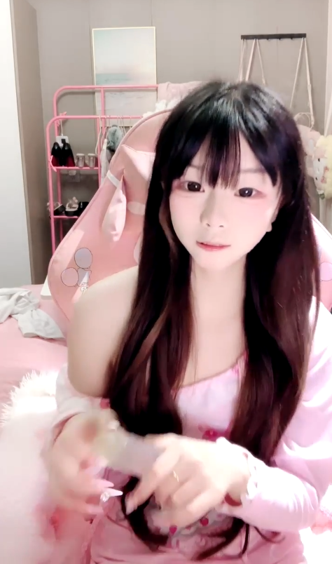 【呆呆萝】超可爱童颜美乳萝莉