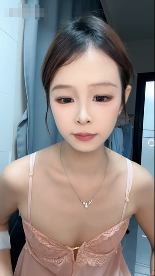 反差少女【妈妈886】极品校花下海 真是美到极致 外表清纯超淫少女 美腿翘臀美脚天天要被炮友内射