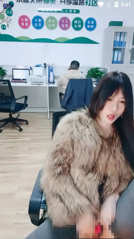 美女办公室！【晚安樊樊】后面两个同事在上班她肛塞