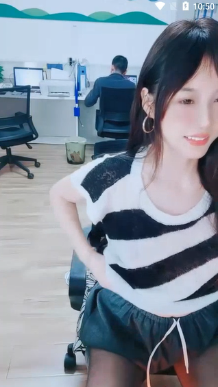 美女办公室！【晚安樊樊】后面两个同事在上班她肛塞
