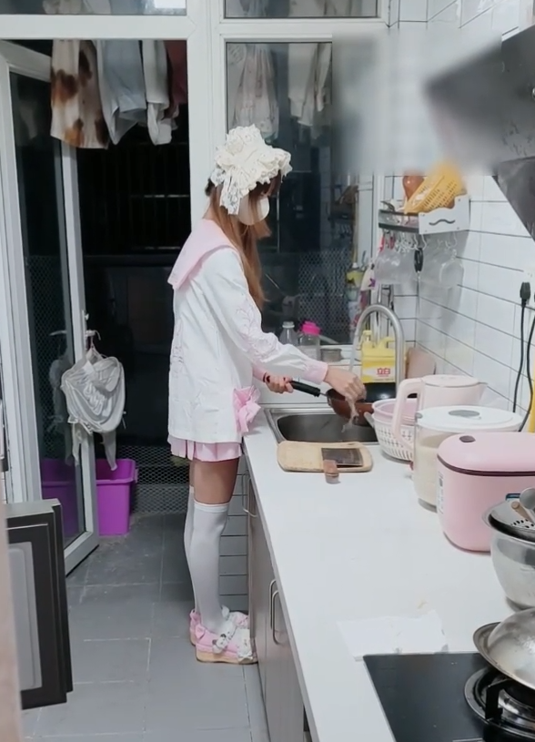 淫欲反差美少女_粉粉小厨娘做饭时被抱腰后入_又是被主人中出的一天
