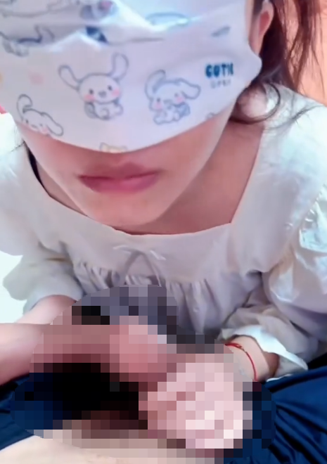 3421 家有萝莉女儿 - 女儿过生日 老婆临时加班刚走 女儿吃上了奶油肉棒