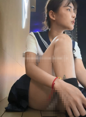 3450 JK小母狗【adora】坐在马路边塞跳蛋自慰