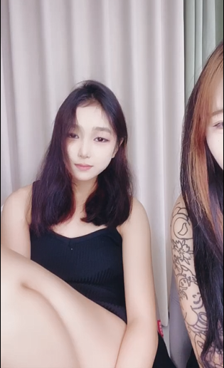 3462 【悦悦】青春嫩妹脱衣裸舞磨豆腐多人运动调教骑乘后入 (3V)