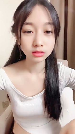 3660 新人，19岁四川小美女，【萱妹妹】，清纯反差，闺房中大尺度自慰，黑丝美腿，小穴白浆直流，呻吟声销魂！