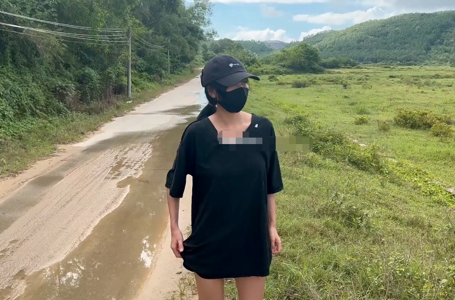 3672 人气露出女神【cikaimoon】田野里的自由：与农民共度的一天，大叔们想看不敢看的感觉，太好玩了
