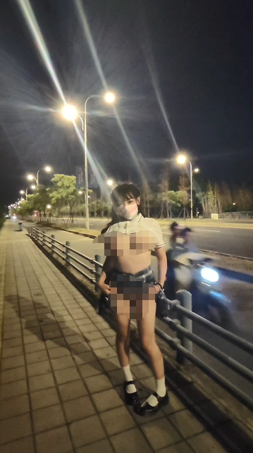 顶级露出【TonyJ和贝贝】JK露出啪啪