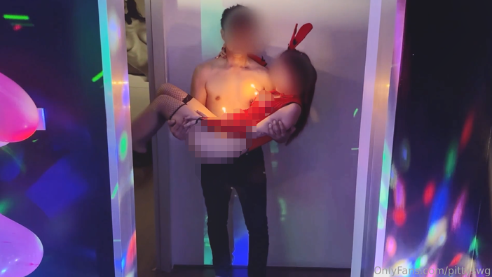 绿帽换妻淫趴网黄【pittyswg】迪厅的氛围1女战4男，排队肏她