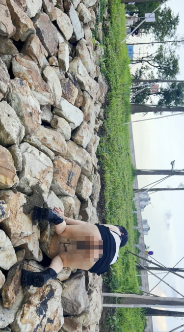 顶级露出【TonyJ和贝贝】景区全裸露出调教