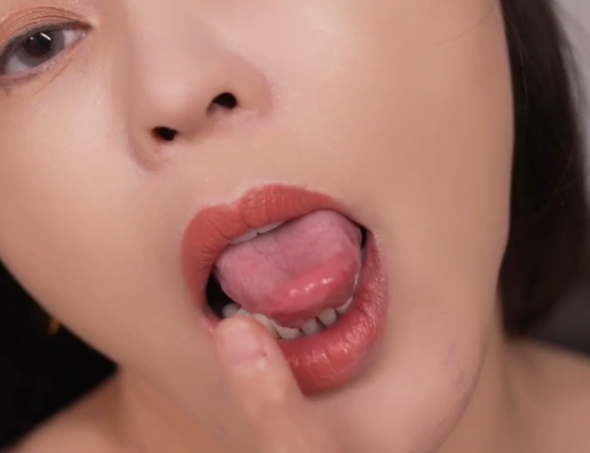 极品轻熟女-金莉娜-浴室自慰的巨乳人妻涂上媚药后在床上疯狂诱人(2V,292M)