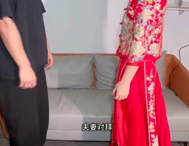 极品骚妻-奶气草莓-新 新娘子结婚前夕被爆操 凤冠霞帔侍奉情人肉棒(1V,316M)