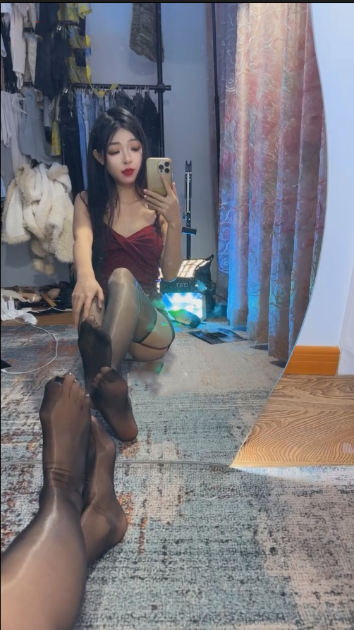 玩物直播绝美兔-251031 裸足羞辱红绿灯【1V】【647MB百度云】