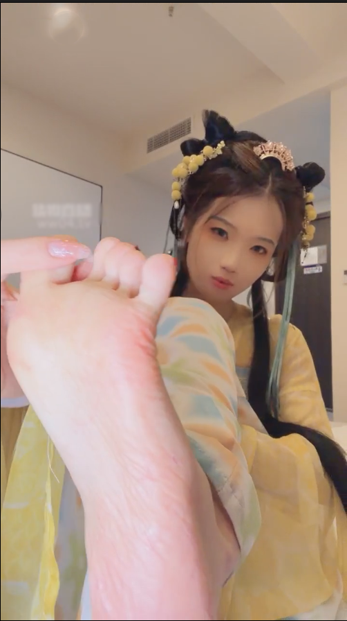 玩物直播黑心爱菜主子-251101 裸足圣水红绿灯【1V】【334MB百度云】