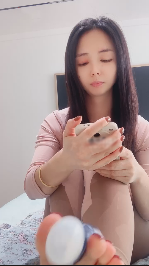 玩物直播伊柔-251101 棉袜加裸足寸废狗J【1V】【486MB百度云】