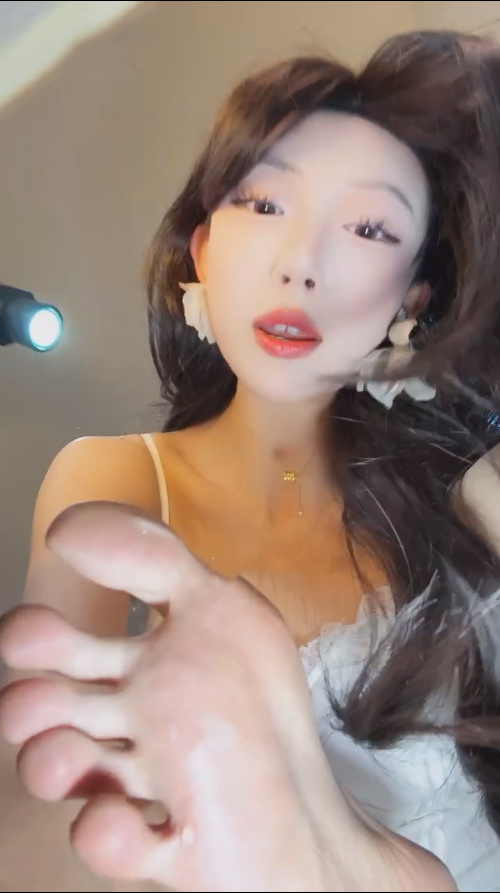 玩物直播佳佳-251103 脚底吐钱男s成m【1V】【334MB百度云】
