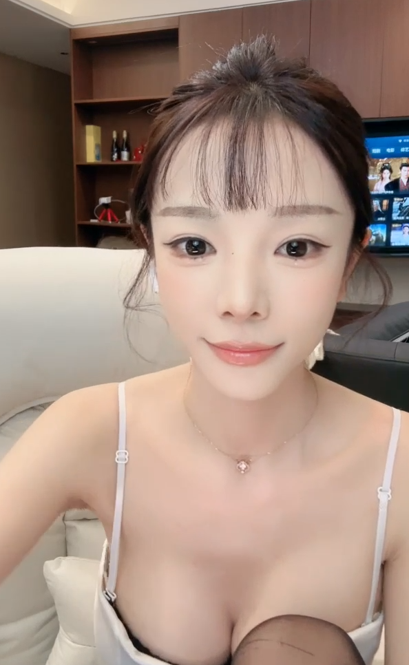 极品嫩妹主播-彩色小熊-直播自慰秀(4V,4.22G)