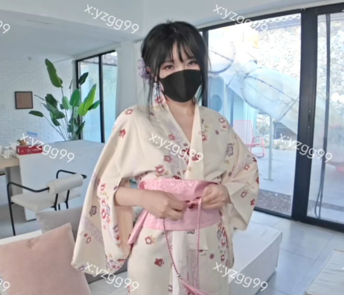 极品萝莉嫩妹-养只果果（ yzgg99）-12.13新  换上和服，像操婊子一样的狠狠的操我吧（1V,514M）