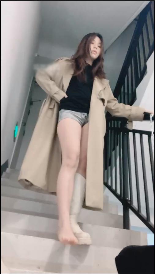 玩物直播女生也能很暴力-251113 06女神白长靴户外楼梯道调狗【1V】【583MB百度云】