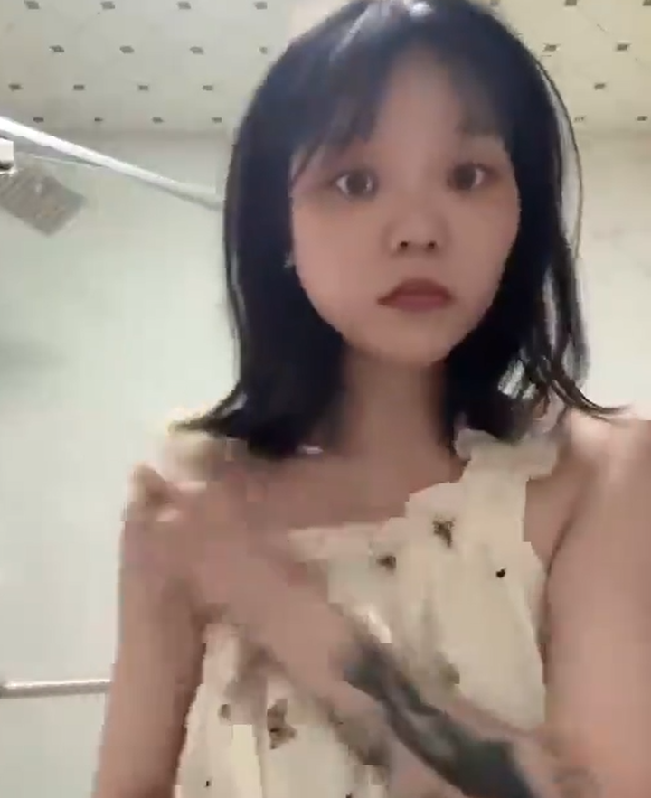 抖音福利 纹身精神小妹洗澡自慰XO【包子不吃包子】 【8V106M】