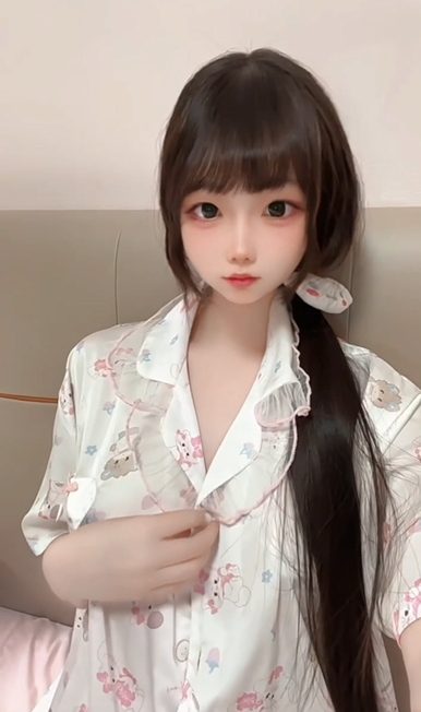 极品清纯颜值少女『软酱((坏小狗)』最新门槛，超高颜值反差少萝 表面看起来很乖巧可爱私下是个反差小母狗(8V)