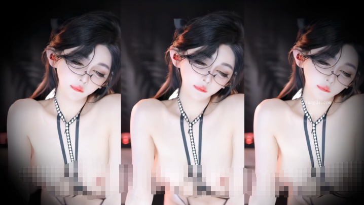 顶级颜值芭比娃娃粉嫩女神【尤洛子】金主重金定制，三联屏极骚裸舞