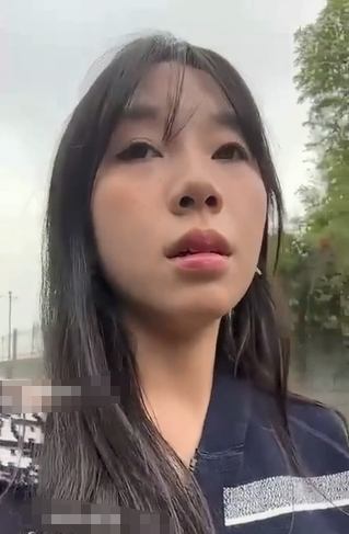 万元定制，主人给的任务，【小妹】勾搭老大爷，露胸给老头看，让老头点评胸部，想给老头口交被老头拒绝！