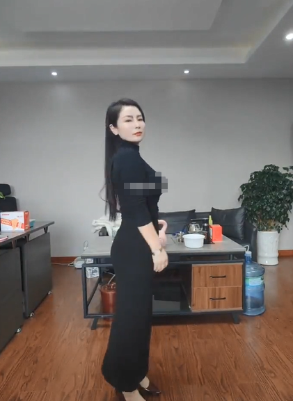【抖音福利】风骚白皙大奶熟女，【小屁孩】，极品老A8，风情万种，颜值高有韵味，脸穴同框自X特写3v