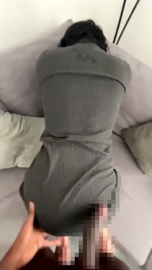 熟女人妻 看不起废物老公的小鸡鸡 偷偷约了根黑鬼大鸡吧  撅着大肥屁屁 被黑祖宗大吊无套后入输出