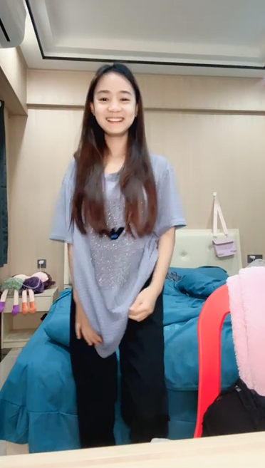 新人大四学生妹【沐言】需要赚点生活费和学费，甜美乖巧真清纯，素颜大尺度展示中